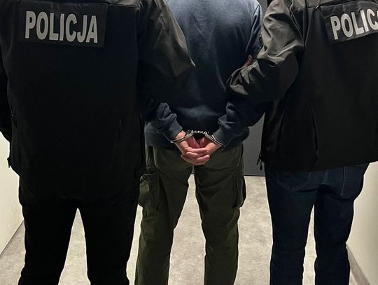 Nerwowe zachowanie na podwórku zgubiło 56-latka. Mężczyzna ukrywał kilogram dopalaczy