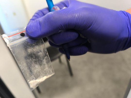 Nerwowe zachowanie zgubiło 15-latka. Policjanci znaleźli przy nim mefedron