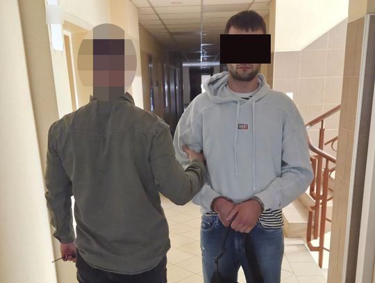 Nerwowo rozglądał się przy bankomacie i wypłacał kasę. 27-letni oszust z Białorusi zatrzymany