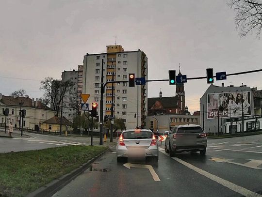 Nie chciał czekać jak inni i ruszył na czerwonym. Policja dostała nagranie