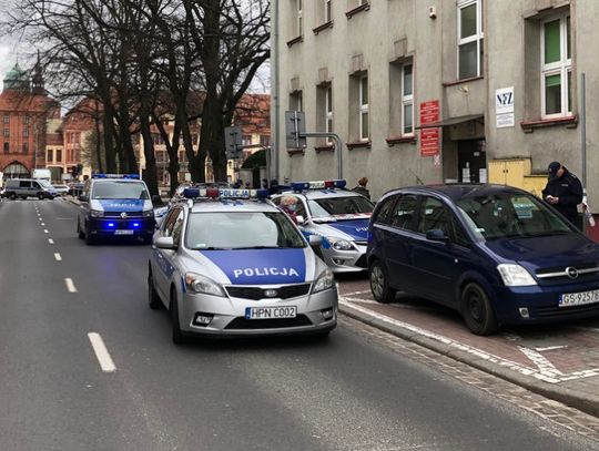 Nie chciał wyjść z gabinetu lekarskiego, po przyjeździe policji dźgnął nożem funkcjonariusza