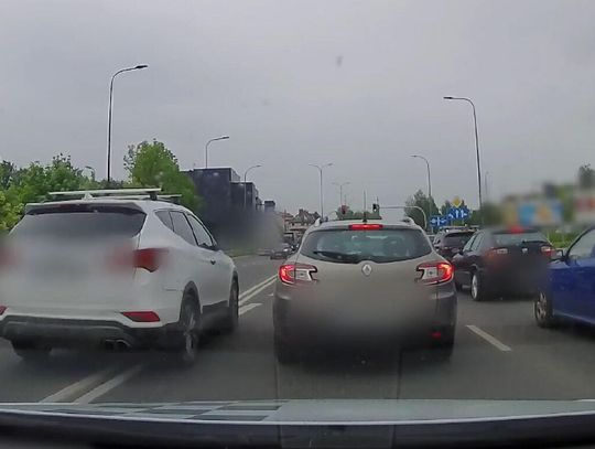 Nie chciała czekać jak inni i pojechała po ciągłej. Policja dostała nagranie. Kobieta została ukarana