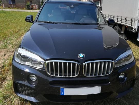 Nie lubi "cwaniaków z BMW", więc próbował zabrać mu auto, a gdy się nie udało, zaatakował butelką