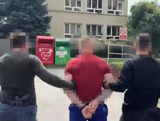 „Nie mam w zwyczaju otwierać Policji”. W mieszkaniu kobiety ukrywał się poszukiwany
