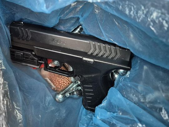 Nie podobała mu się obsługa, więc wyciągnął "pistolet". 40-latek groził właścicielowi baru