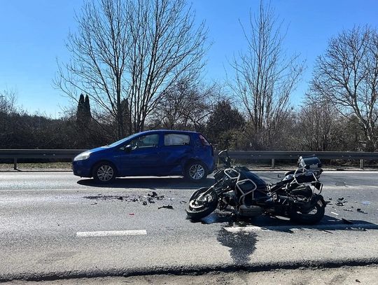 Nie popatrzyła w lusterka i uderzyła motocyklistę. Ranny mężczyzna trafił do szpitala