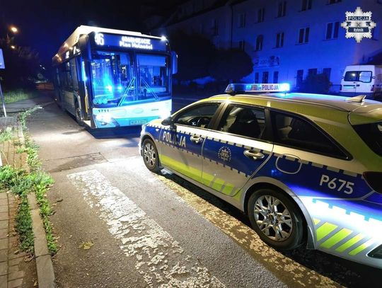 Nie przyjmowała do wiadomości, że kierowca zakończył kurs. Ze złości rzuciła butelką w autobus