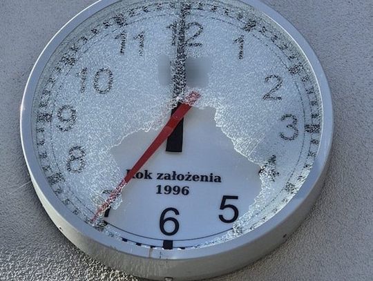 Nie spodobał jej się zegar na elewacji jubilera. Zniszczyła go kijem, straty sięgają 8,5 tysiąca zł
