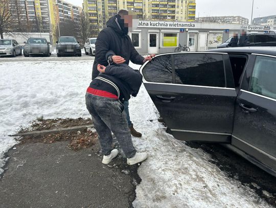 Nie wiedział, że kryminalni czekają pod blokiem. 22-latek zatrzymany z pieniędzmi i biżuterią