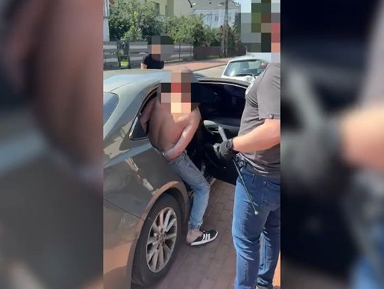 Nie wrócił do aresztu i ukrywał się u kobiety. Zdradziły go ubrania porozrzucane w domu