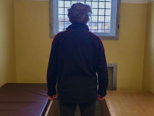 Nie zamknęła drzwi na noc, obudził ją trzask i zapalone światło. Do domu wszedł obcy mężczyzna