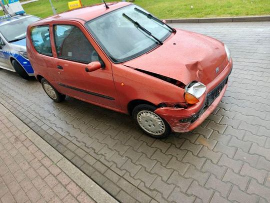 Nie zapanował nad seicento i wjechał w szyld stacji paliw. Mężczyzna miał prawie 3 promile