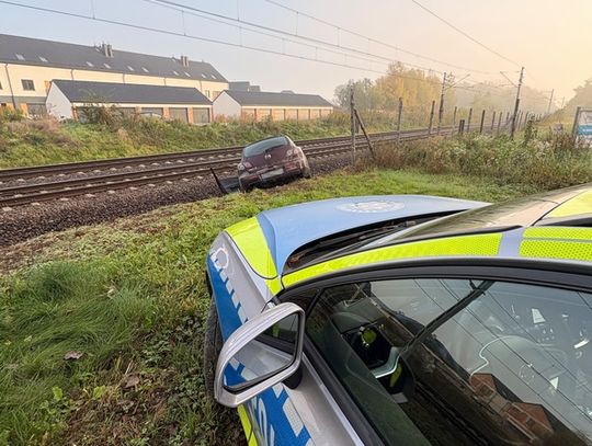 Nie zapiął pasów, a potem uciekał przed policją. Mazdą wjechał w nasyp kolejowy
