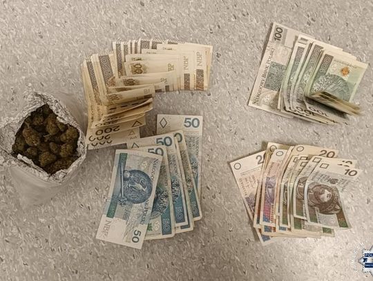 Nie zastali poszukiwanego, ale poczuli zapach marihuany. Policjanci zatrzymali właściciela mieszkania