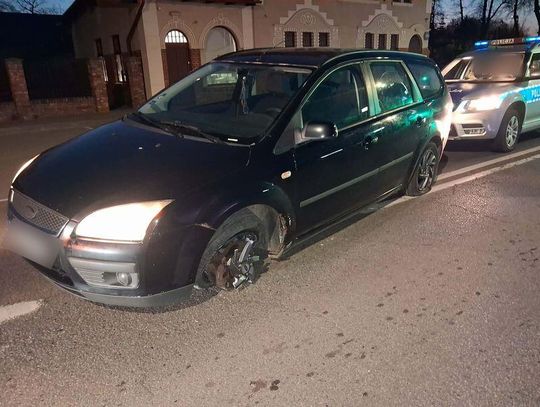 Nie zatrzymał się do kontroli i rozbił Forda. 40-letni recydywista zatrzymany przez mundurowych