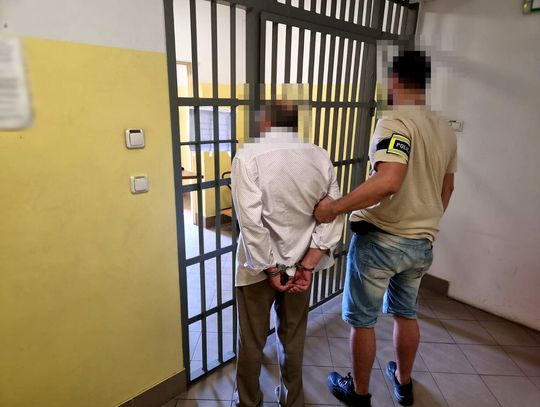 Nie zatrzymał się do kontroli, potem zaproponował policjantom 500 zł. Kierowca Audi z zarzutami
