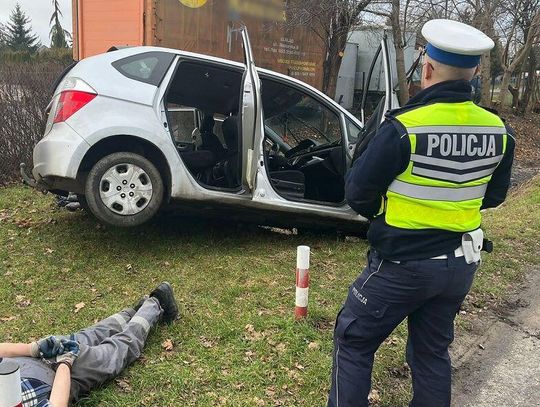 Nie zatrzymał się do kontroli, skończyło się kraksą i glebą. Policjanci znaleźli też zawiniątko, które wyrzucili podczas pościgu