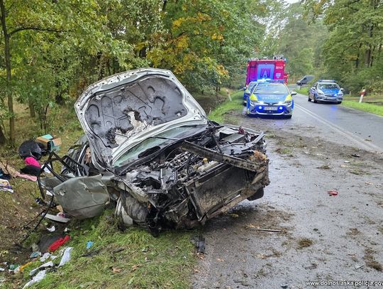 Nie zatrzymał się do kontroli, uciekając rozbił auto. Kierowca po narkotykach, a pasażer poszukiwany