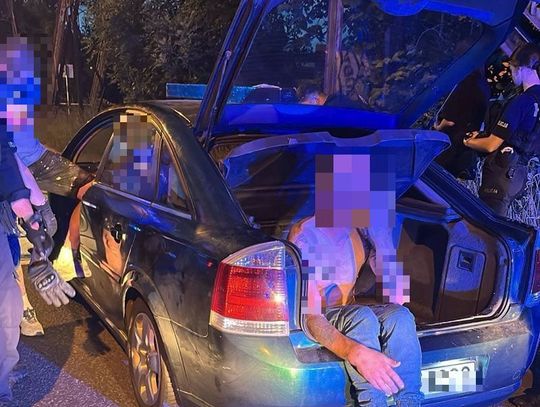 Nie zatrzymał się do kontroli, w bagażniku wiózł poszukiwanego kolegę. Wcześniej doszło do bijatyki