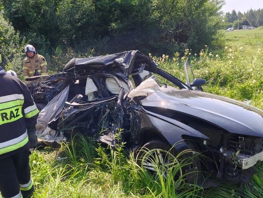 Nie zatrzymał się na stopie i wjechał przed ciężarówkę.  Audi zostało zmiażdżone