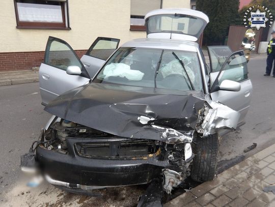 Nie zatrzymał się, zaczął uciekać i wyrzucił narkotyki. Pościg zakończony potężnym dzwonem