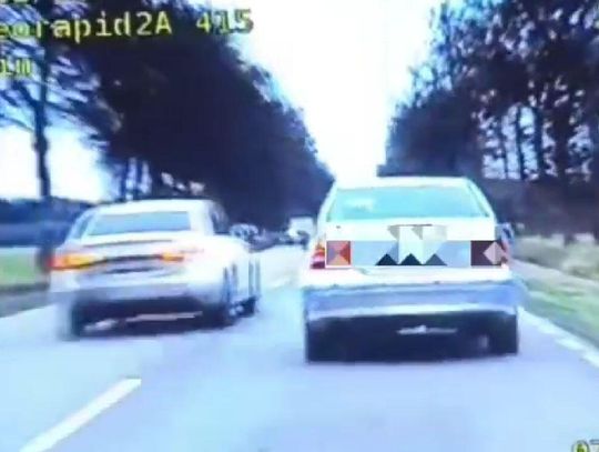 Niebezpieczna jazda kierowcy mercedesa. Wyprzedzał kolumnę samochodów i prawie doprowadził do czołówki Niebezpieczna jazda kierowcy mercedesa. Wyprzedzał kolumnę samochodów i prawie doprowadził do czołówki