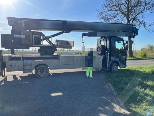 Niebezpieczna szarża kierowcy dźwigu. Przekroczył dopuszczalną prędkość i był pijany