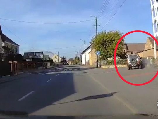 Niebezpieczne manewry kierowcy Suzuki. Uderzył w ogrodzenie kościoła i odjechał