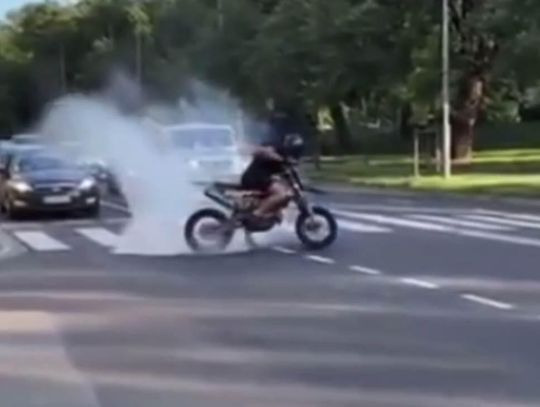 Niebezpieczne popisy motocyklisty. Teraz szuka go policja
