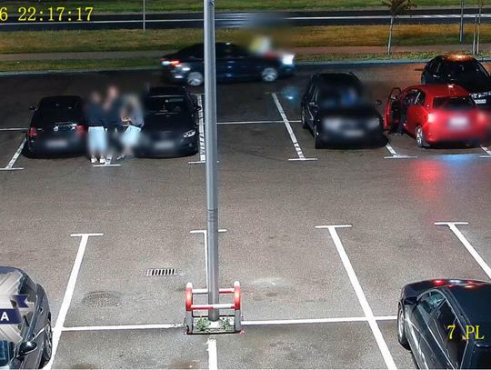 Niebezpieczne popisy na parkingu. Dziewczyna wiozła znajomych na masce samochodu