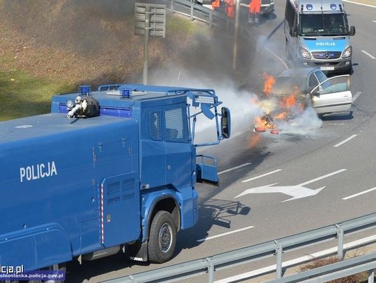 Niebieska "straż pożarna" w akcji. Armatką wodną w płonące auto