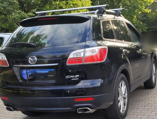 Niecierpliwy kierowca Mazdy myślał, że ma przed sobą zwykłe auto i wyprzedził na przejściu. Jechali nim policjanci