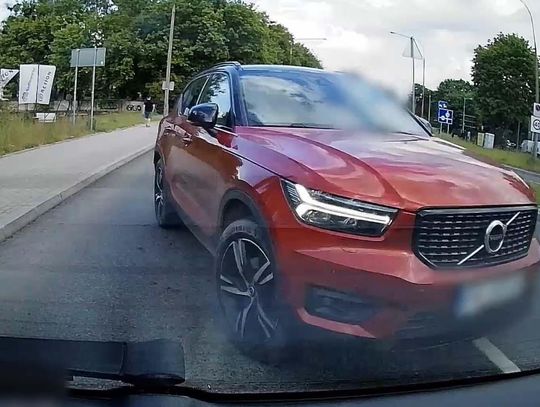 Niecierpliwy kierowca nie chciał czekać jak inni i wjechał na skrzyżowanie przy czerwonym. Policja dostała nagranie