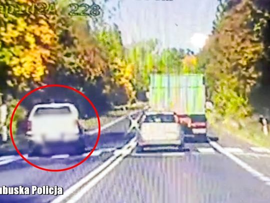 Niecierpliwy kierowca pickupa na oczach policji wyprzedził na przejściu dla pieszych. Nie przyjął mandatu