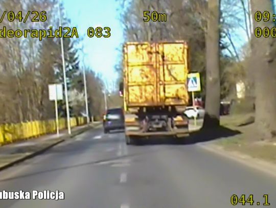 Niecierpliwy kierowca wyprzedzał na przejściu dla pieszych. Wszystko na oczach policjantów z drogówki