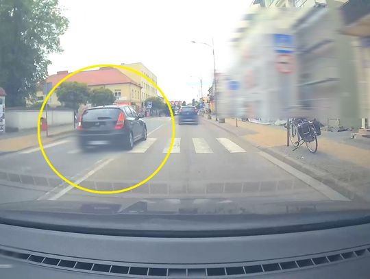 Niedawno zrobił prawo jazdy, a teraz taki numer. Policjanci dostali nagrania z jego wyczynem. Dostał 31 punktów karnych