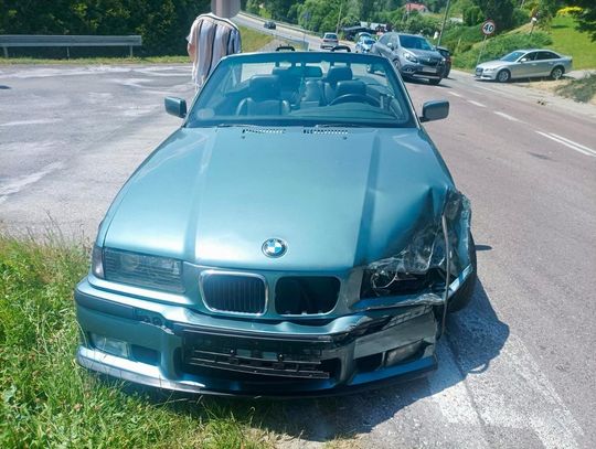 Niedzielna przejażdżka zakończona kolizją dwóch BMW. Sprawca jechał pijany i na zakazie