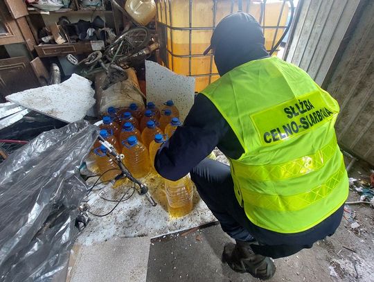 Nielegalna bimbrownia ukryta w stodole. Produkował alkohol wśród krów i martwych szczurów [FOTO]