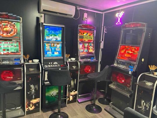 Nielegalny hazard i narkotyki w kontenerze. Policjanci zlikwidowali salon gier i zatrzymali 42-latka