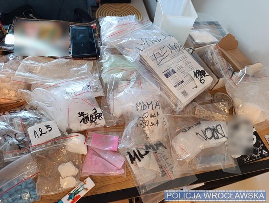 Nielegalny magazyn w mieszkaniu. Policjanci zatrzymali dwóch dilerów i przejęli 6 kg narkotyków