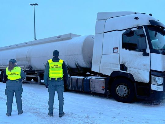Nielegalny transport olejów udaremniony. KAS zabezpieczyła 37 tysięcy litrów trefnego paliwa