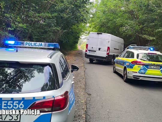 Niemiecka policja wjechała za uciekającym boxerem do Polski, tu do pościgu dołączyła nasza drogówka. Zatrzymali go, gdy nie wyrobił na wiejskiej drodze