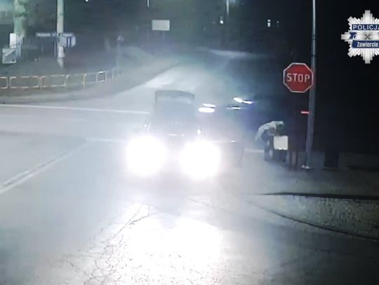 Nieostrożny kurier zgubił cenną paczkę. Kobieta podniosła ją i schowała do własnego samochodu. Teraz szuka jej policja