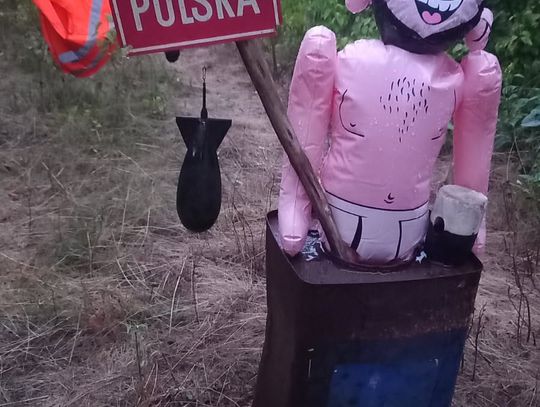 Niepokojące znalezisko na granicy z Niemcami. Ktoś zostawił tam kukłę z atrapą pocisku