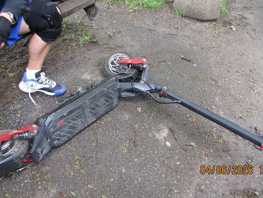 Nieprzytomny mężczyzna leżał obok hulajnogi elektrycznej. Najpierw pomogli mu policjanci, potem trafił do szpitala
