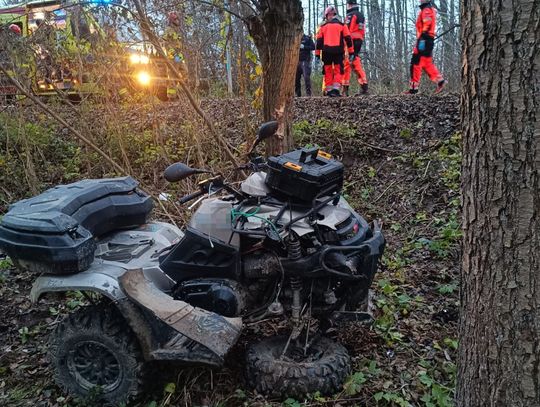 Nieprzytomny mężczyzna leżał obok rozbitego quada. Uderzył w jedno drzewo, a potem w drugie