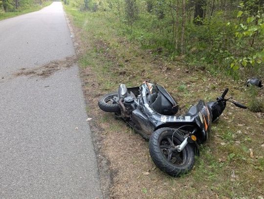 Nieprzytomny mężczyzna na poboczu, obok niego skuter. Finał interwencji zaskoczył policjantów