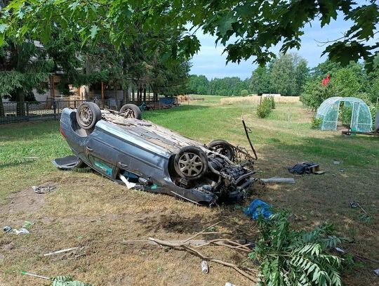 Nietrzeźwy 16-latek zabrał auto wujka i dachował. Uciekł z miejsca, ale po chwili wrócił