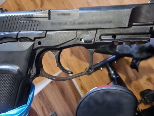 Nietrzeźwy wszczął awanturę. Klient zauważył „broń” za paskiem i zabrał pistolet mężczyźnie