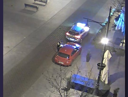 Nieudana ucieczka kierowcy BMW. Zignorował zakaz ruchu i próbował zbiec do monopolowego Nieudana ucieczka kierowcy BMW. Zignorował zakaz ruchu i próbował zbiec do monopolowego